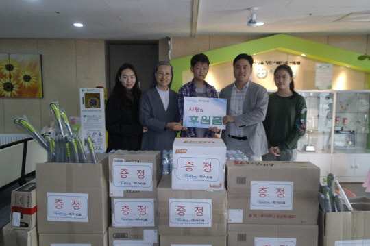 IT서비스기업 시스원(대표 이상훈·이갑수)은 보안관제기업 시큐어원과 지난 21일 경기 덕양구에 위치한 지적장애인 거주시설 애덕의집(원장 김경자)에서 봉사활동을 했다고 26일 밝혔다. 시스원 임직원들은 2013년부터 애덕의집에서 봉사활동을 하고 있다. 이상훈 시스원 대표(오른쪽 두번째)가 김경자 원장수녀(왼쪽 두번째) 등이 기념촬영을 하고 있다.  시스원 제공